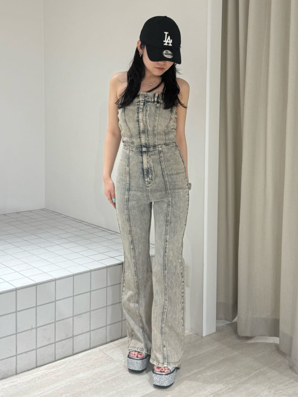 「EVRIS、EVRISコーデ、エヴリス、低身長コーデ、デニムコーデ、デニムオールインワン、カジュアルコーデ、ストリートカジュアル、オールインワンコーデ、オールインワン」｜「EVRISのグリッターチャンキーヒールサンダル（サンダル、シルバー系）」を使った、黒石夏帆さん（レディース・155cm）の夏コーディネートの1枚目の写真