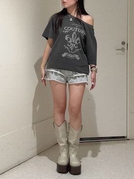 「EVRIS（エヴリス）のワンショルグラフィックピグメントTシャツ（Tシャツ/カットソー、ブラック系）」を使った、黒石夏帆さん（レディース・155cm）の春コーディネート