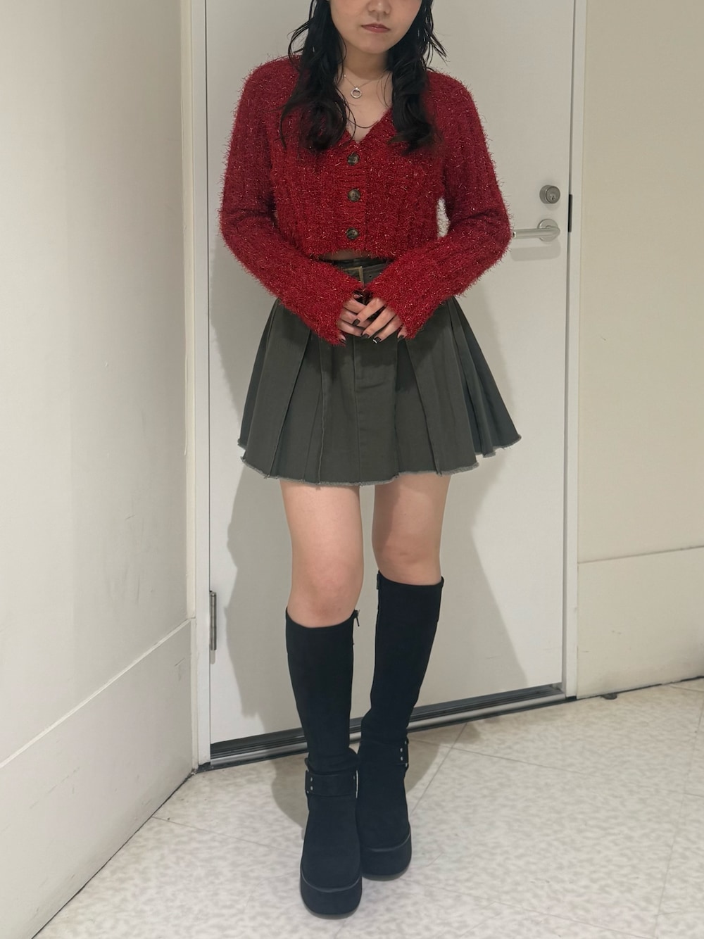 ブラック系のブーツ、グレー系のスカート、レッド系のカーディガン/ボレロを着用したレディースの秋コーディネートの1枚目の写真