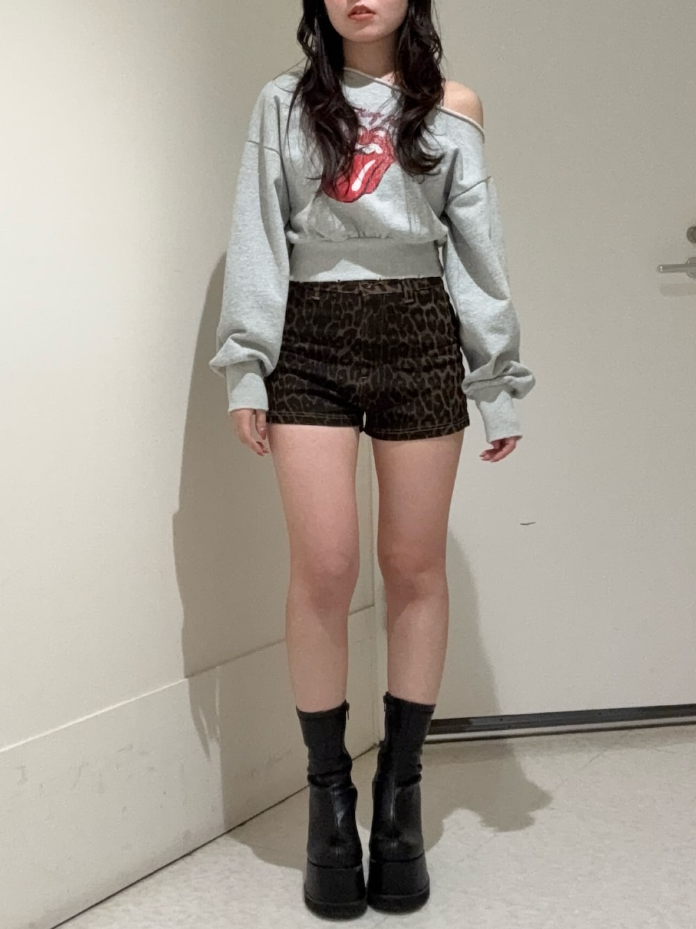 その他のその他パンツ、グレー系のスウェット、ブラック系のブーツを着用したレディースの春コーディネートの1枚目の写真