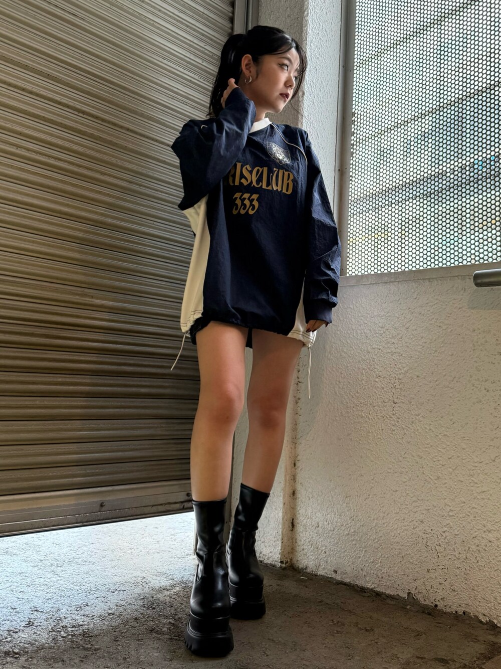 ブラック系のブーツ、ブラック系のデニムスカート、ブルー系のTシャツ/カットソーを着用したレディースの秋コーディネートの1枚目の写真