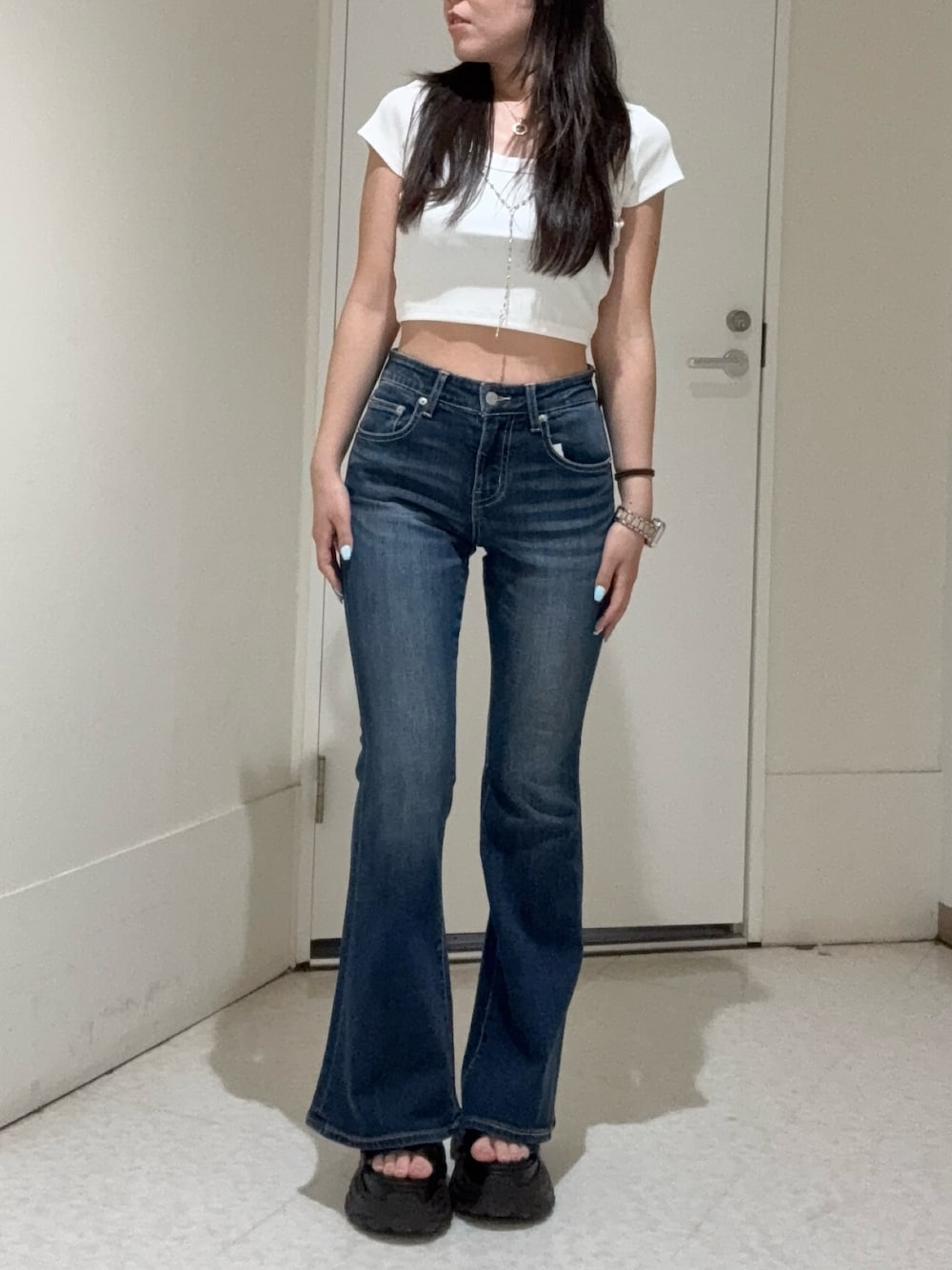 ホワイト系のTシャツ/カットソー、ブルー系のデニムパンツ、ブラック系のサンダルを着用したレディースの夏コーディネートの1枚目の写真