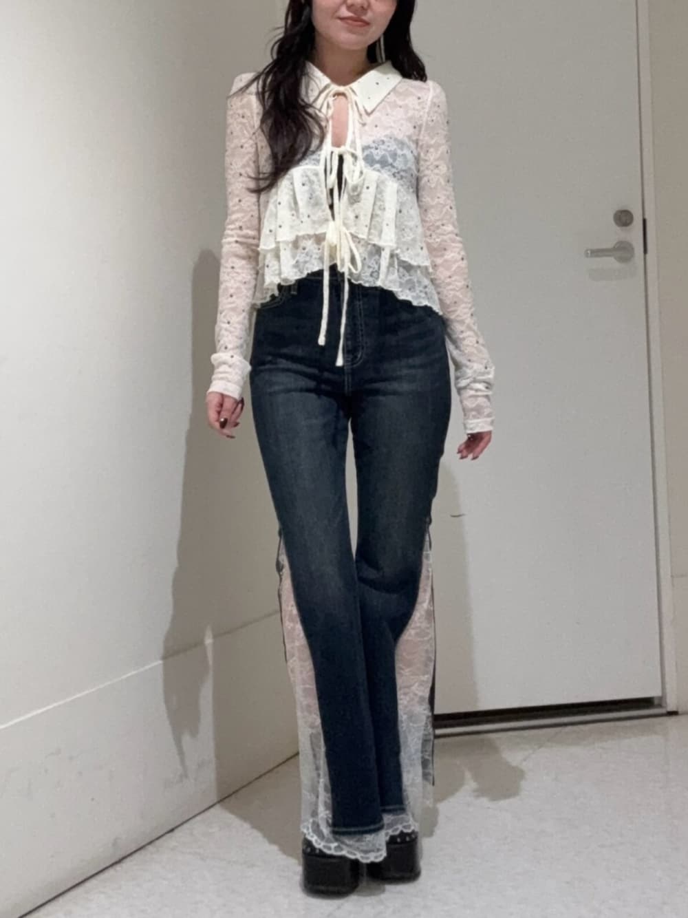 ブラック系のサンダル、ブルー系のデニムパンツ、ホワイト系のシャツ/ブラウスを着用したレディースの春コーディネートの1枚目の写真