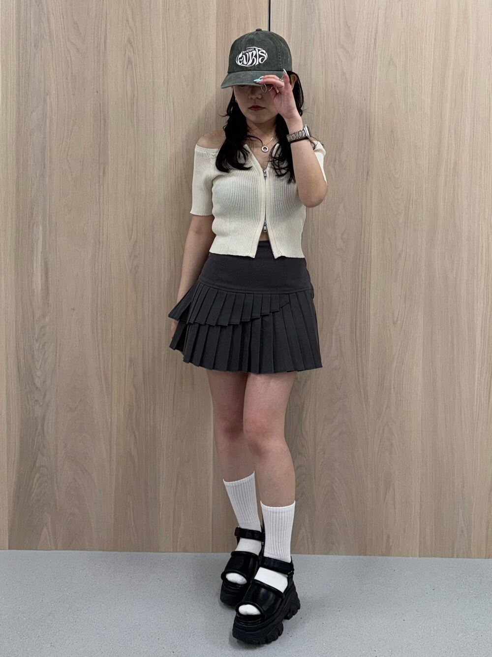 ホワイト系のシャツ/ブラウス、ホワイト系のTシャツ/カットソー、ブラウン系のサンダルを着用したレディースの春コーディネートの1枚目の写真