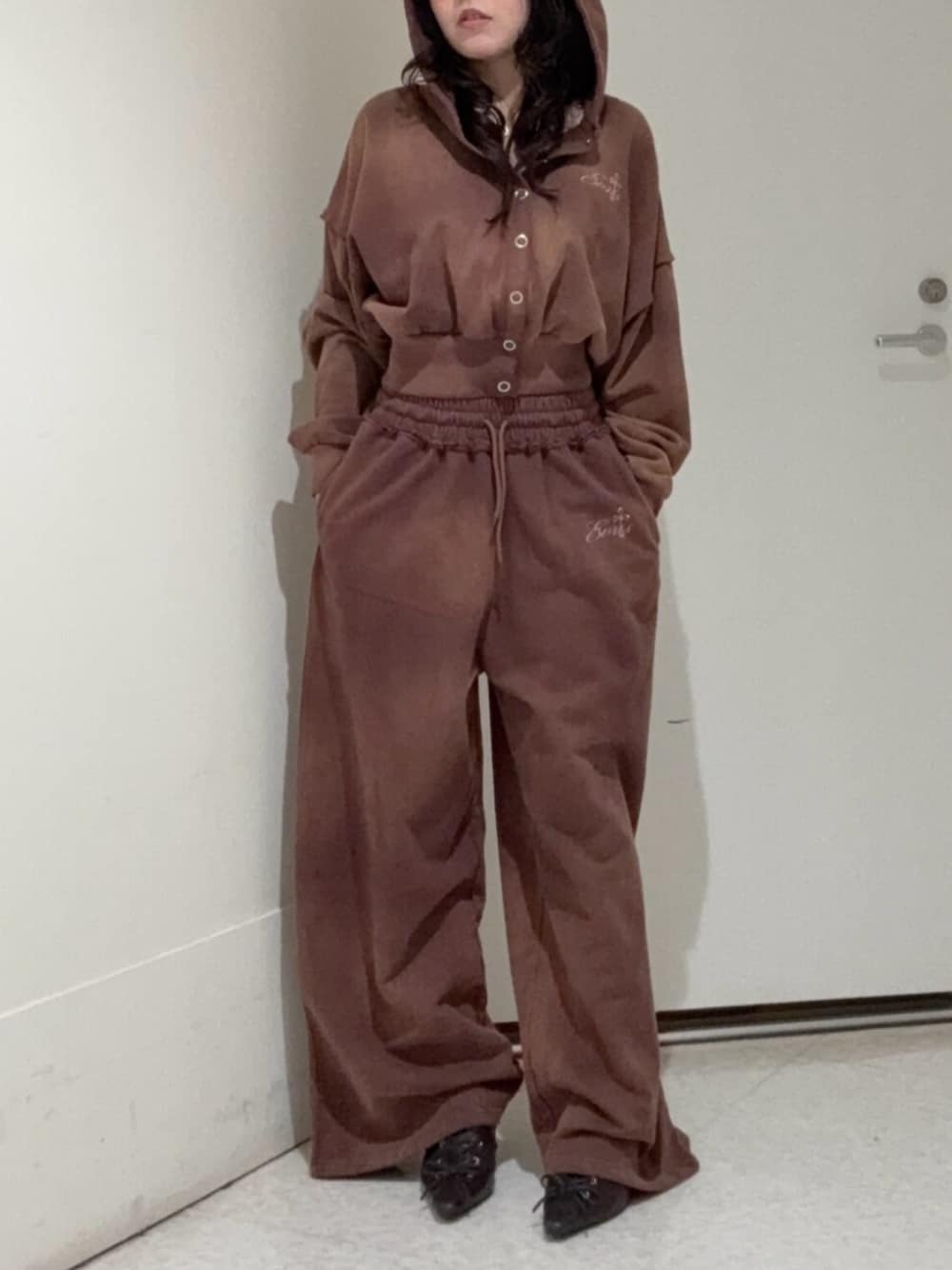 スウェットパンツ（ブラウン系）を使った「スウェットセットアップ」の