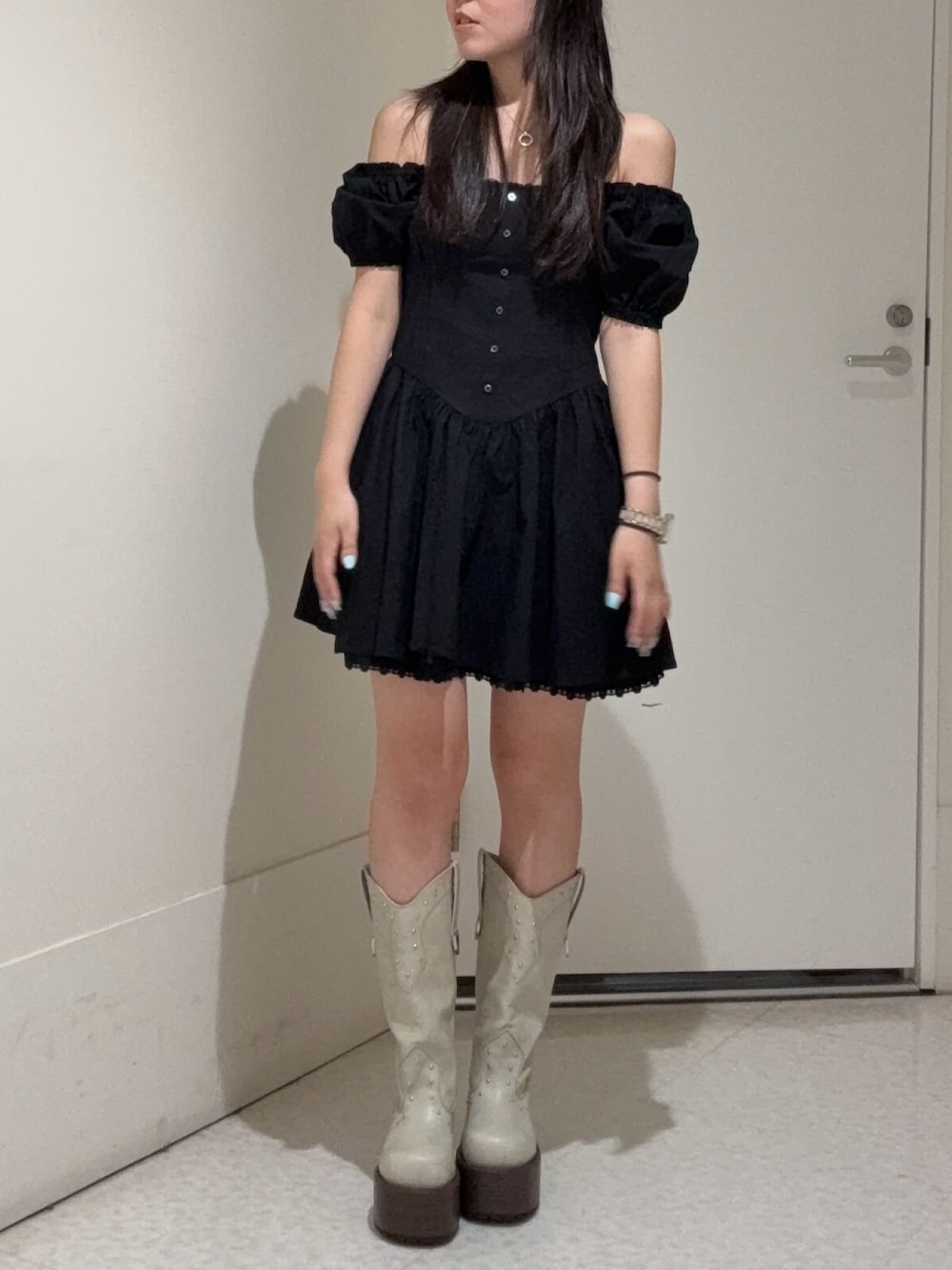 その他のワンピース、ホワイト系のブーツを着用したレディースの春コーディネートの1枚目の写真