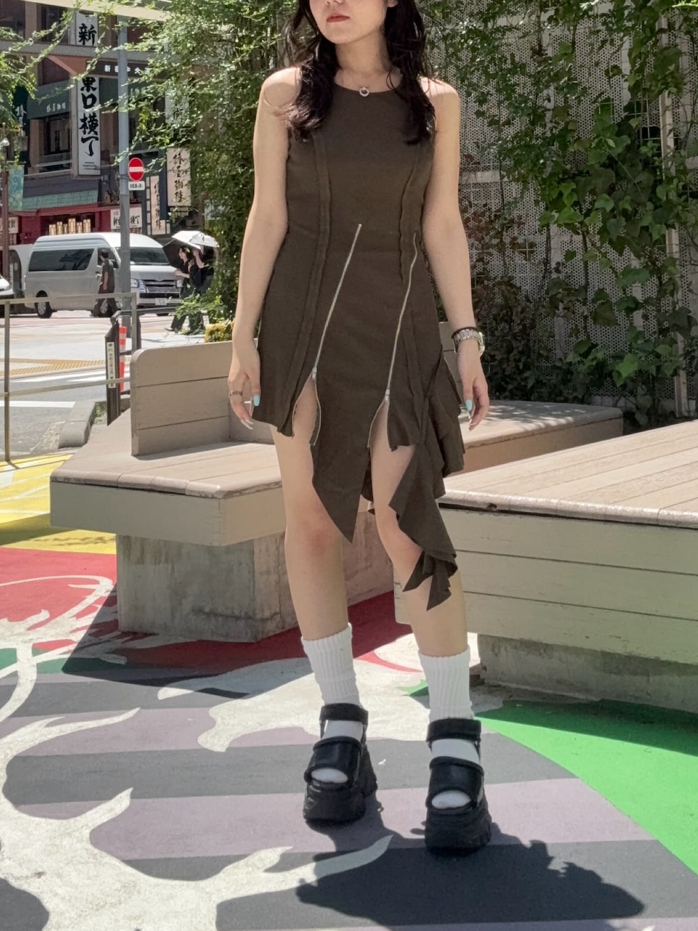 グリーン系のワンピース、ブラウン系のサンダルを着用したレディースの夏コーディネートの1枚目の写真