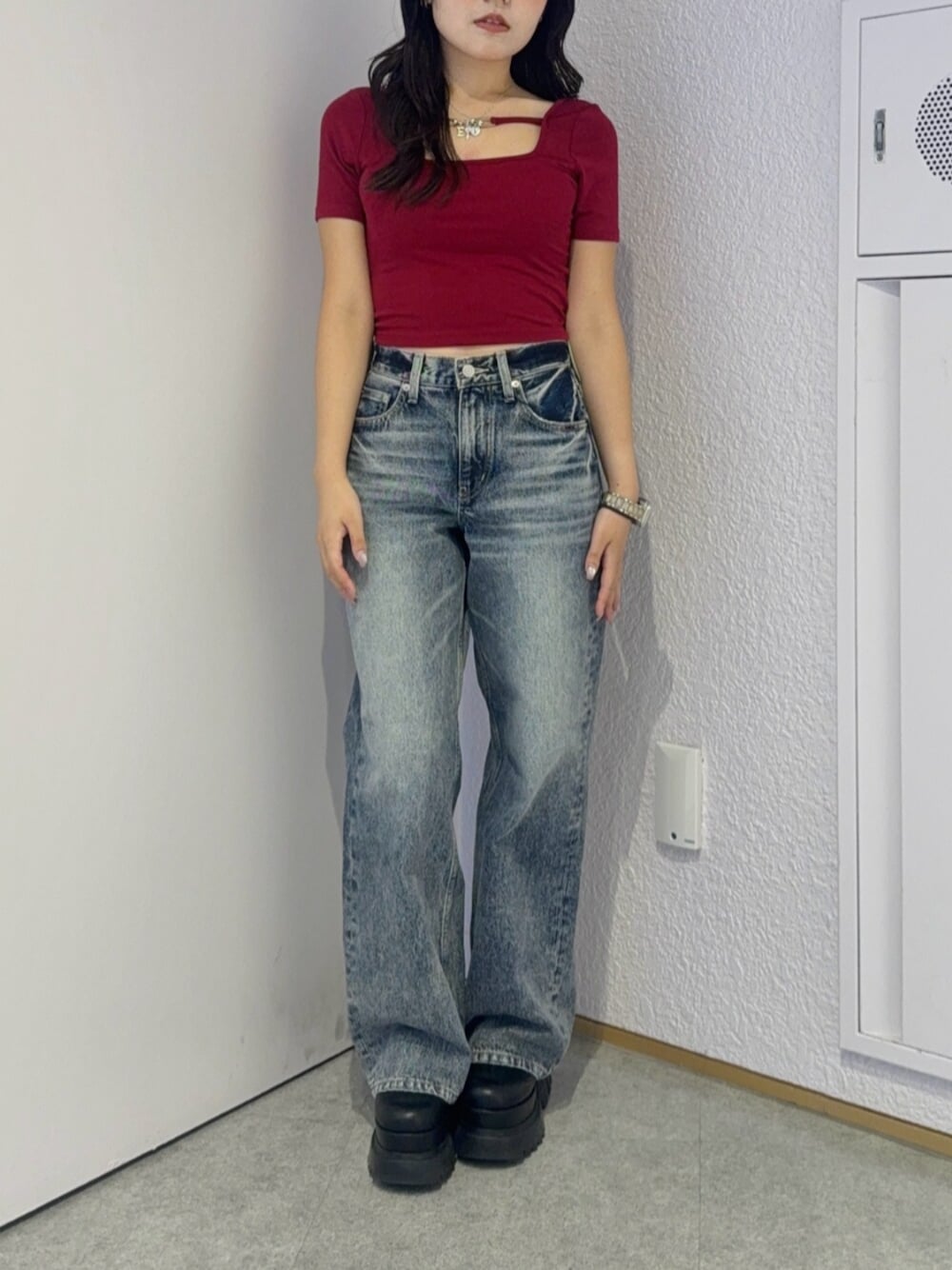 ブラック系のブーツ、ブルー系のデニムパンツ、レッド系のTシャツ/カットソーを着用したレディースの夏コーディネートの1枚目の写真