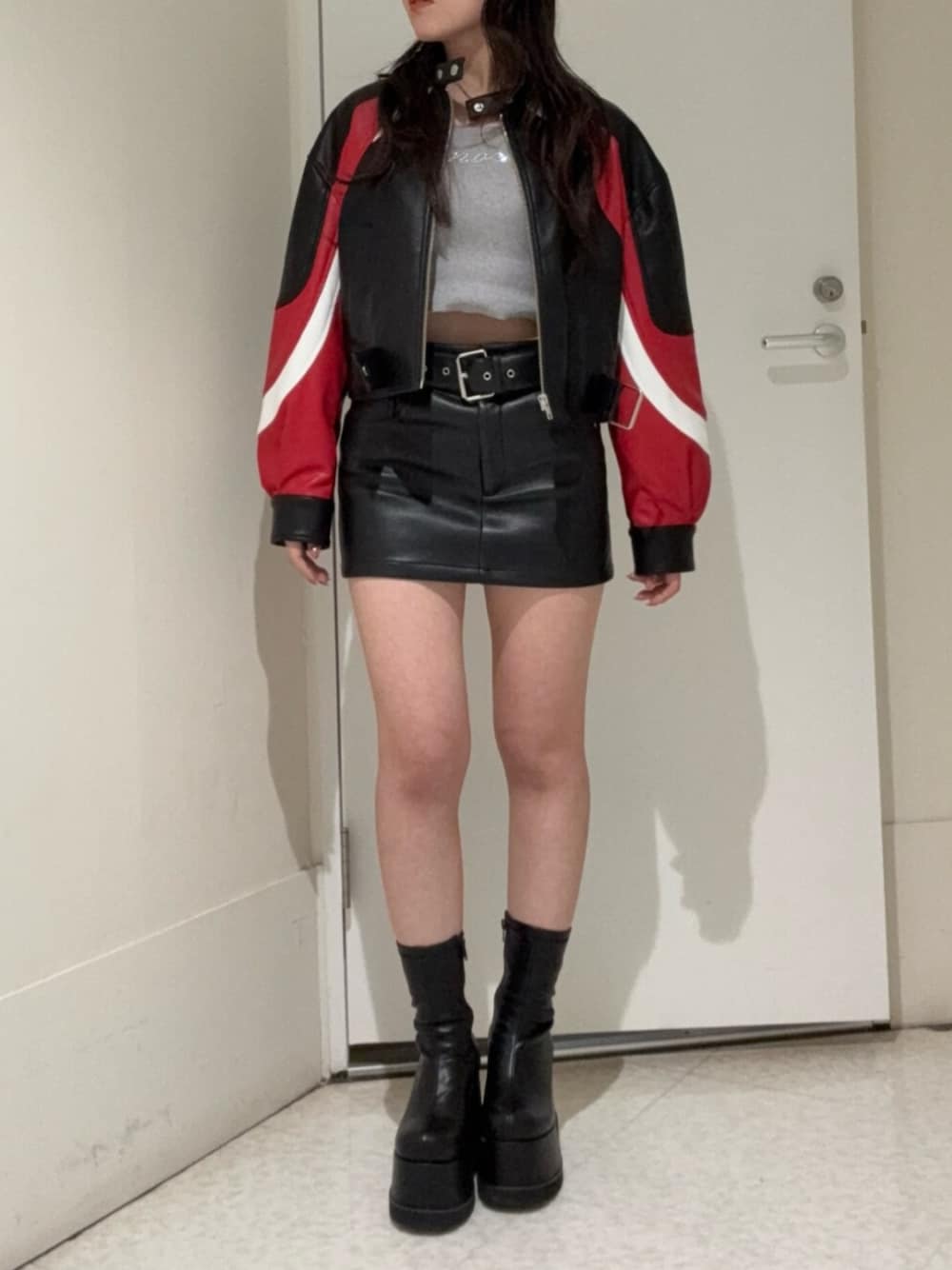 ブラック系のブーツ、ブラック系のスカート、その他のブルゾンを着用したレディースの冬コーディネートの1枚目の写真