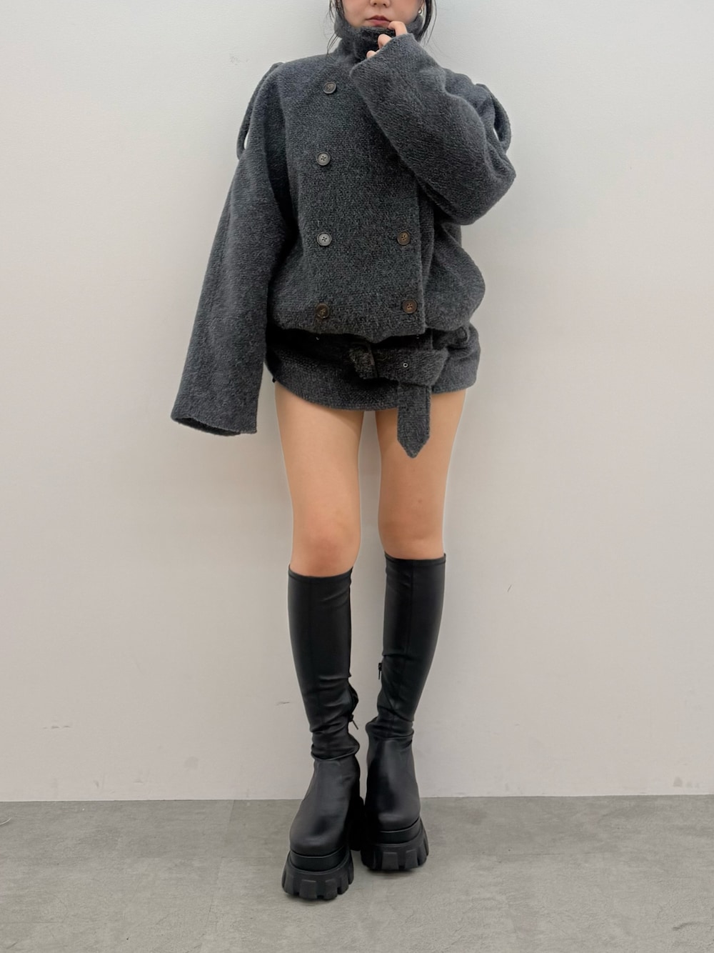 グレー系のその他アウター、ブラック系のブーツ、ブラック系のその他パンツを着用したレディースの秋コーディネートの1枚目の写真