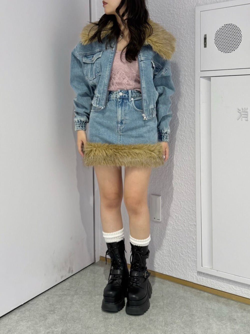 ピンク系のキャミソール、ブラック系のブーツ、ブルー系のデニムスカートを着用したレディースの夏コーディネートの1枚目の写真