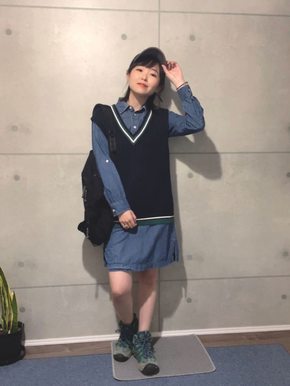 「スニーカー、マウンテンスニーカー、ニットベスト、デニムシャツワンピース、靴下、リュック、春、春コーデ、春服みてみて」｜「GUのアイテム（ベスト、ブルー系）」を使った、paramecium18さん（レディース・156cm）の春コーディネートの1枚目の写真