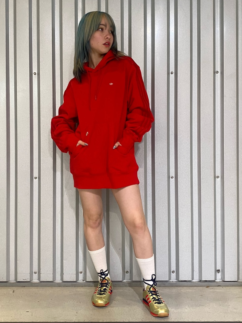 「スニーカー、パーカー、adidas、オーバーサイズ、アディダス、ディズニー、adidas originals、カントリー、ミッキーマウス、フーディー」｜「adidasのミッキーマウス × Originals アップリケ コットンパーカー（パーカー、レッド系）」を使った、MIさん（レディース・153cm）の冬コーディネートの1枚目の写真