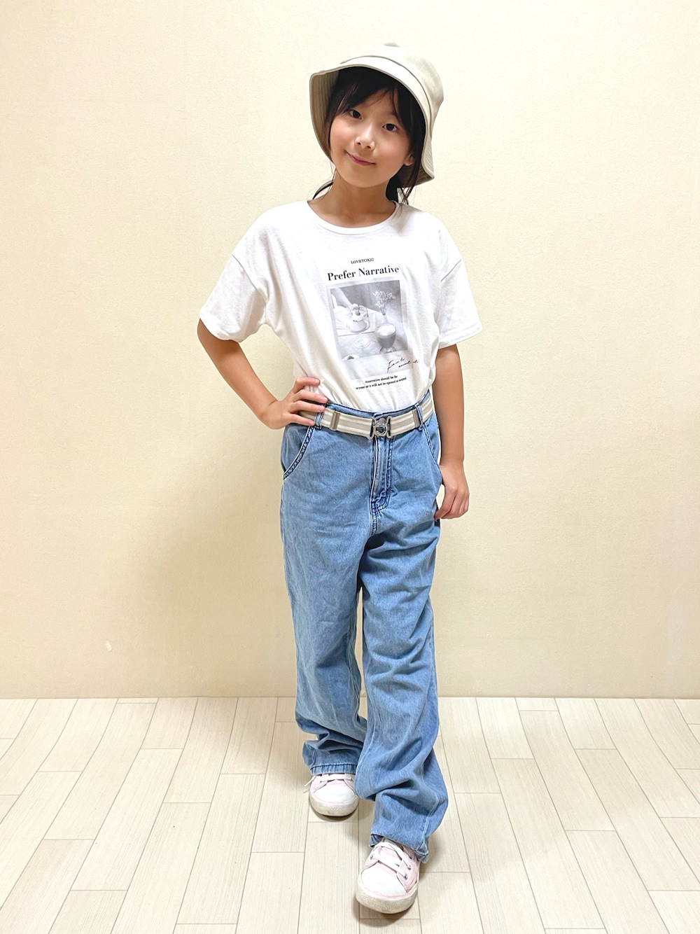 ホワイト系のTシャツ/カットソー、ブルー系のデニムパンツ、ピンク系のスニーカーを着用したキッズの秋コーディネートの1枚目の写真