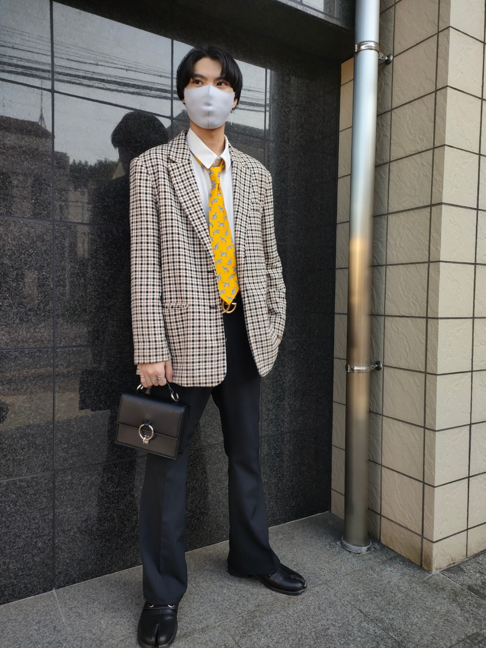 「メンズコーデ、大学生、千鳥柄、足袋ブーツ、ネクタイ、ネクタイコーデ、きれいめカジュアル、韓国ファッション、韓国コーデ、デート、制服」｜「HAREのアイテム（ハンドバッグ、ブラック系）」を使った、金欠大学生さん（メンズ・171cm）の春コーディネートの1枚目の写真