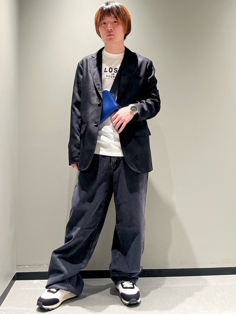「きれいめカジュアル、テーラードジャケット、バギーパンツ、デニム、春コーデ、腕時計、ショルダーバッグ、アルマーニエクスチェンジ、armaniexchange、デートコーデ、スニーカー、お出かけコーデ、カジュアルコーデ」｜「ARMANI EXCHANGEの【A|X アルマーニ エクスチェンジ】LIS グレーウォッシュデニム バギーパンツ_J83 BAGGY（デニムパンツ、グレー系）」を使った、Fuga©️さん（メンズ・165cm）の春コーディネートの1枚目の写真