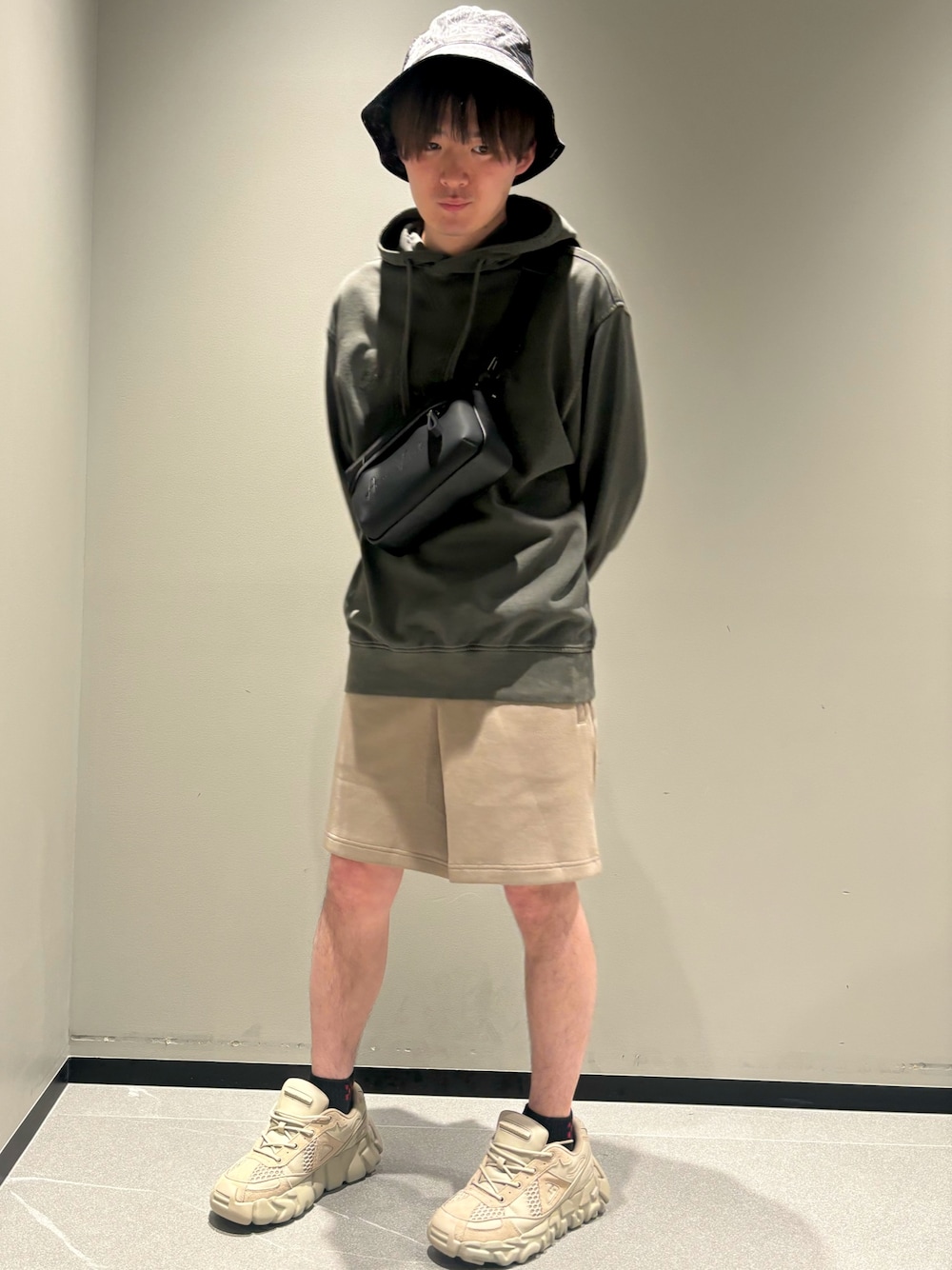 「アルマーニエクスチェンジ、armaniexchange、バケットハット、雨の日コーデ、やっぱり帽子が好き、お出かけコーデ、低身長コーデ、ゆるコーデ、お洒落さんとつながりたい、夏服、夏コーデ、パーカー、ハーフパンツ、カーキ、スニーカー」｜「ARMANI EXCHANGEの【A|X アルマーニ エクスチェンジ】AXロゴ×テープデザイン フーデッドスウェットプルオーバー（スウェット、グリーン系）」を使った、Fuga©️さん（メンズ・165cm）の夏コーディネートの1枚目の写真
