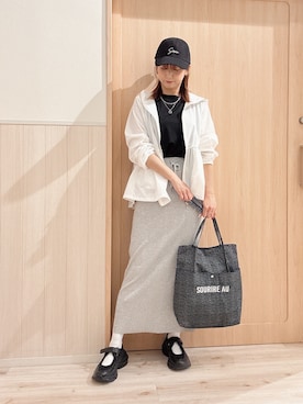 「SHOO・LA・RUE（シューラルー）のロゴ刺繍キャップ（キャップ、ブラック系）」を使った、モカさん（レディース・162cm）の春コーディネート
