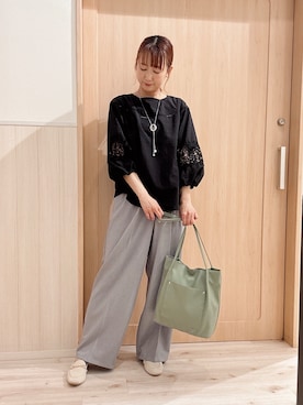 「SHOO・LA・RUE（シューラルー）の【洗濯機可/7分袖】インせず着られる 透かし編み柄が上品な レース切替シャツ（シャツ/ブラウス、ブラック系）」を使った、モカさん（レディース・162cm）の春コーディネート