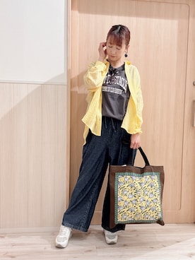 「SHOO・LA・RUE（シューラルー）の【体型カバー】ふんわり質感 やわらかこなれシアーシャツ（シャツ/ブラウス、イエロー系）」を使った、モカさん（レディース・162cm）の春コーディネート