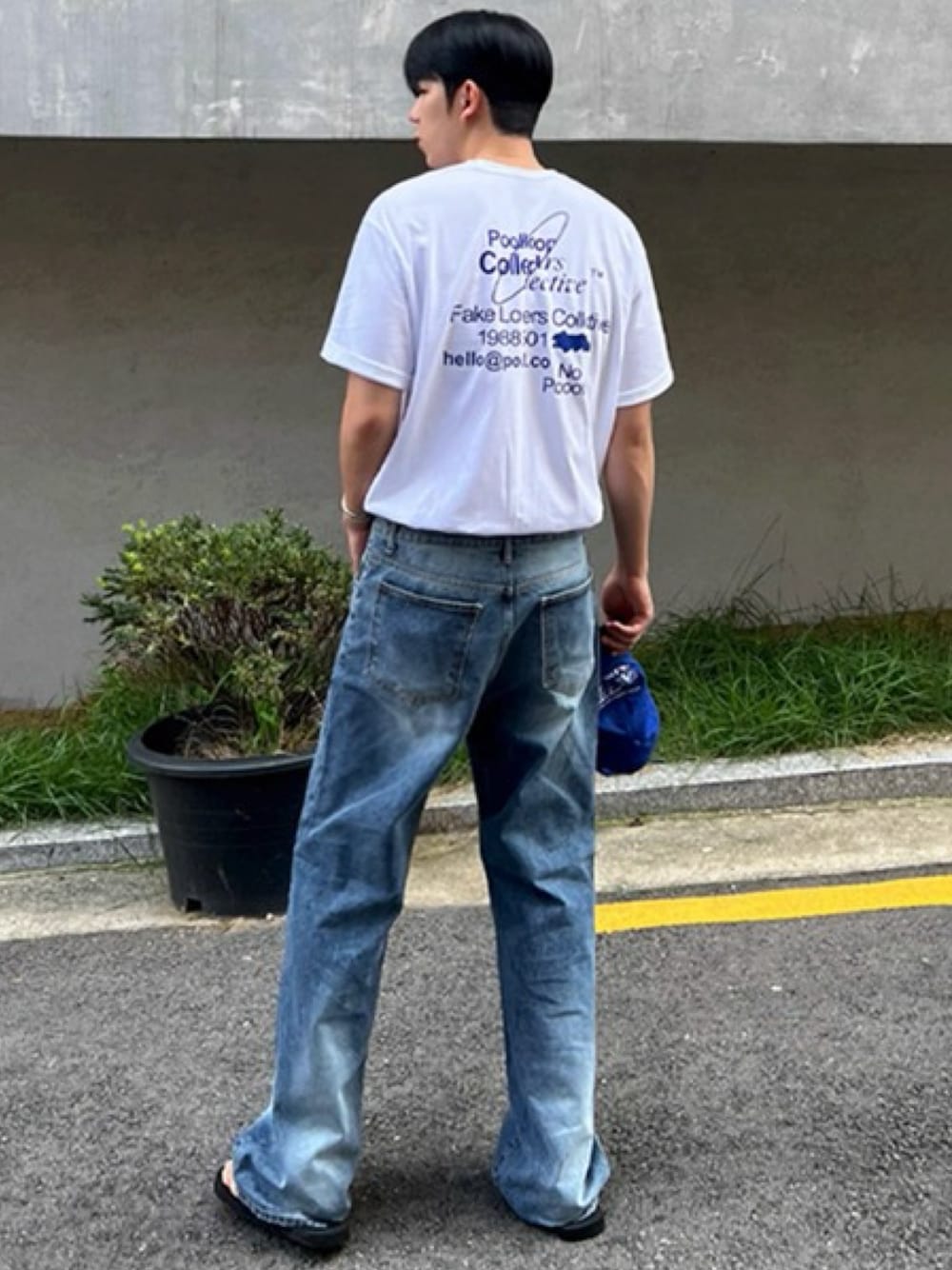 ホワイト系のTシャツ/カットソー、ブルー系のデニムパンツ、ブラック系のサンダルを着用したメンズの夏コーディネートの1枚目の写真