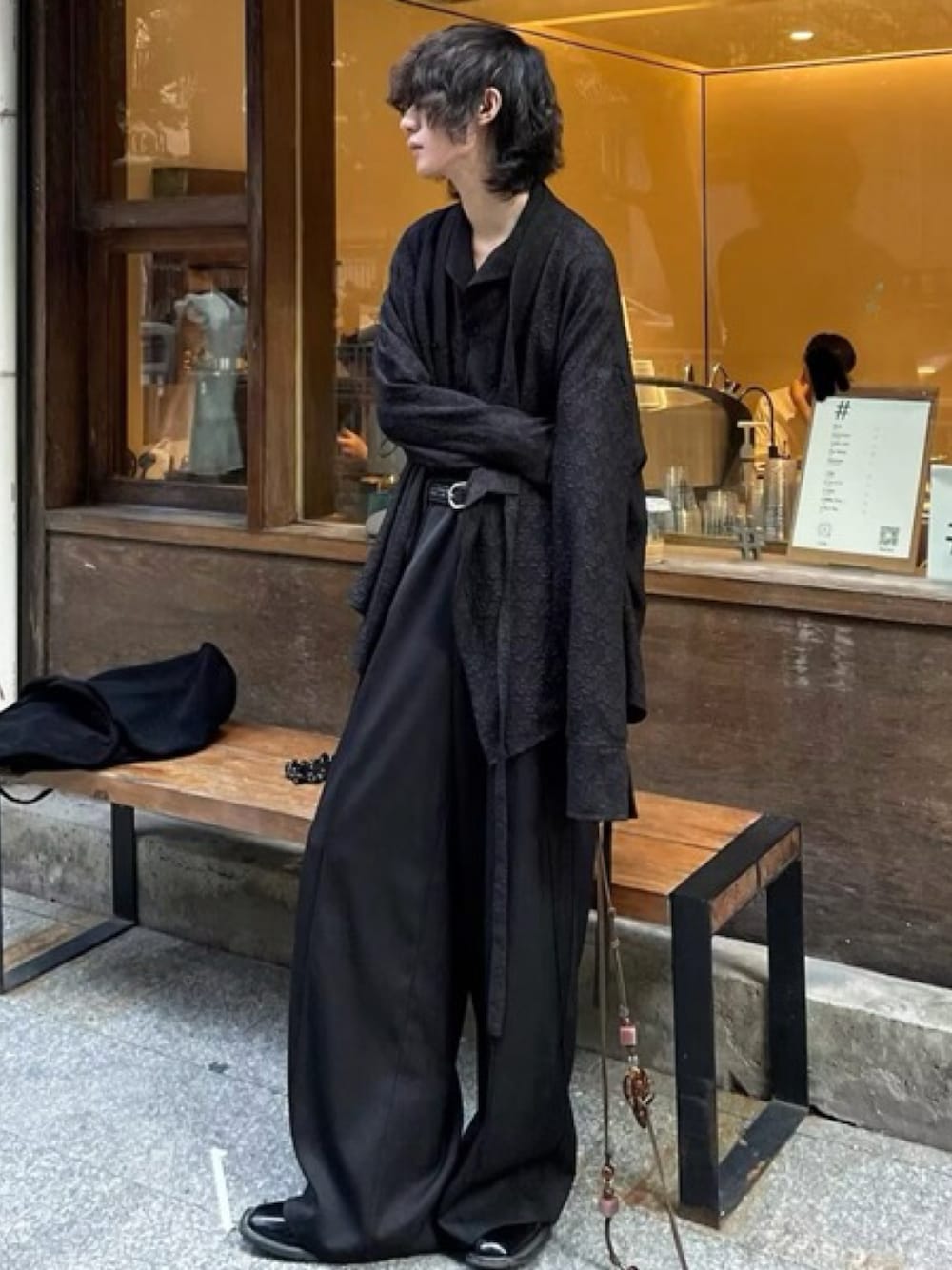 ブラック系のトップス、ブラック系のシューズ、ブラック系のスラックスを着用したメンズの春コーディネートの1枚目の写真