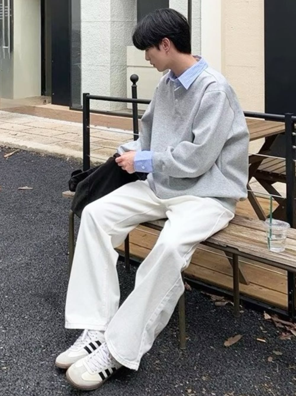 ホワイト系のスニーカー、グレー系のスウェット、ホワイト系のチノパンツを着用したメンズの春コーディネートの1枚目の写真