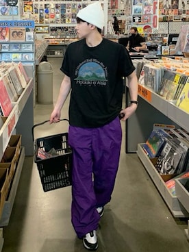 「NOWLE（ノウル）の【NOWLE】80sヴィンテージライク ハワイグラフィック プリント 半袖 Tシャツ（Tシャツ/カットソー、ブラック系）」を使った、NOWLEさん（メンズ・172cm）の夏コーディネート