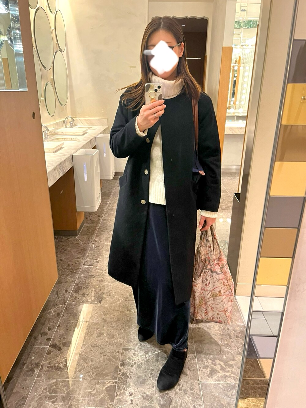 「冬コーデ、ロングコート、ノーカラーコート、オトナ女子、大人女子、冬、ママコーデ、ママファッション、ハイネックニット、タートルネックニット、ベロアスカート、タイトスカート、ショートブーツ、お洒落さんとつながりたい、おしゃれさんと繋がりたい」｜「GALERIE VIEのファインウーステッド タートルネックプルオーバー（ニット/セーター、ホワイト系）」を使った、20241119さん（レディース・160cm）の冬コーディネートの1枚目の写真