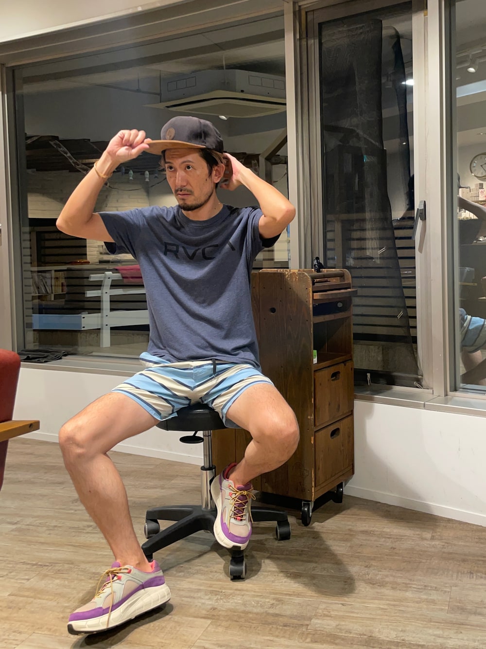 「真夏のアクティブスタイル、シンプルコーデ、夏コーデ、ハーフパンツ、水着、お洒落さんとつながりたい、今日のコーデ、スニーカーコーデ、スニーカー、ラフ、Tシャツ、いいね、save、フォローお願いします🤑、hairsalongift、インスタフォローしてね！」｜「VOLCOMのアイテム（キャップ、ブラック系）」を使った、小野 輝之(Gift)さん（メンズ・174cm）の夏コーディネートの1枚目の写真