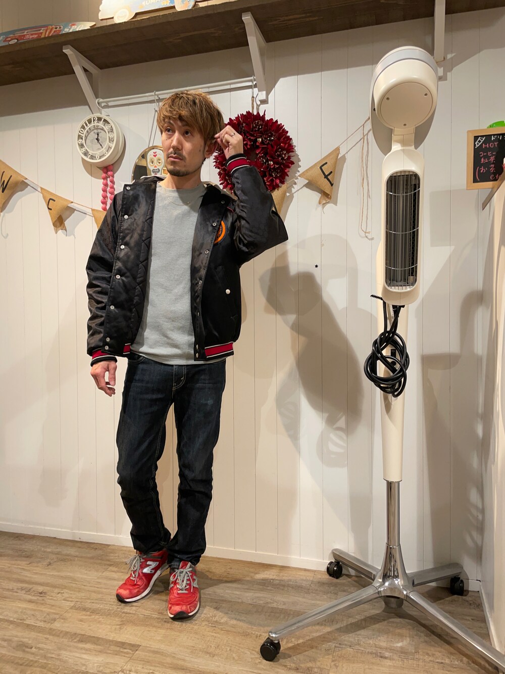 「今日のコーデ、大人コーデ、昨日のコーデ、MA-1、スニーカー、ニューバランス、デニムパンツ、春アウター、hairsalongift」｜「POLO RALPH LAURENのアイテム（Tシャツ/カットソー、グレー系）」を使った、小野 輝之(Gift)さん（メンズ・174cm）の春コーディネートの1枚目の写真