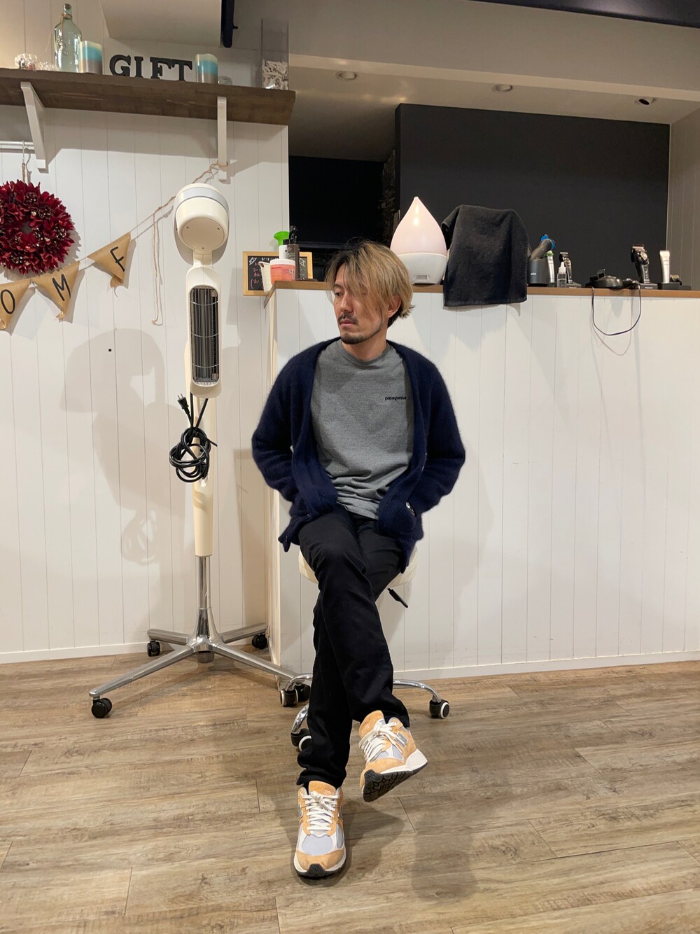 「秋冬コーデ、きれいめカジュアル、秋、秋コーデ、服好きな人と繋がりたい、スニーカーコーデ、カーディガン、黒パンツ、パタゴニア、インスタフォローしてね！、いいね、save、フォローお願いします🤑、hairsalongift」｜「RVCAのアイテム（チノパンツ、ブラック系）」を使った、小野 輝之(Gift)さん（メンズ・174cm）の秋コーディネートの1枚目の写真