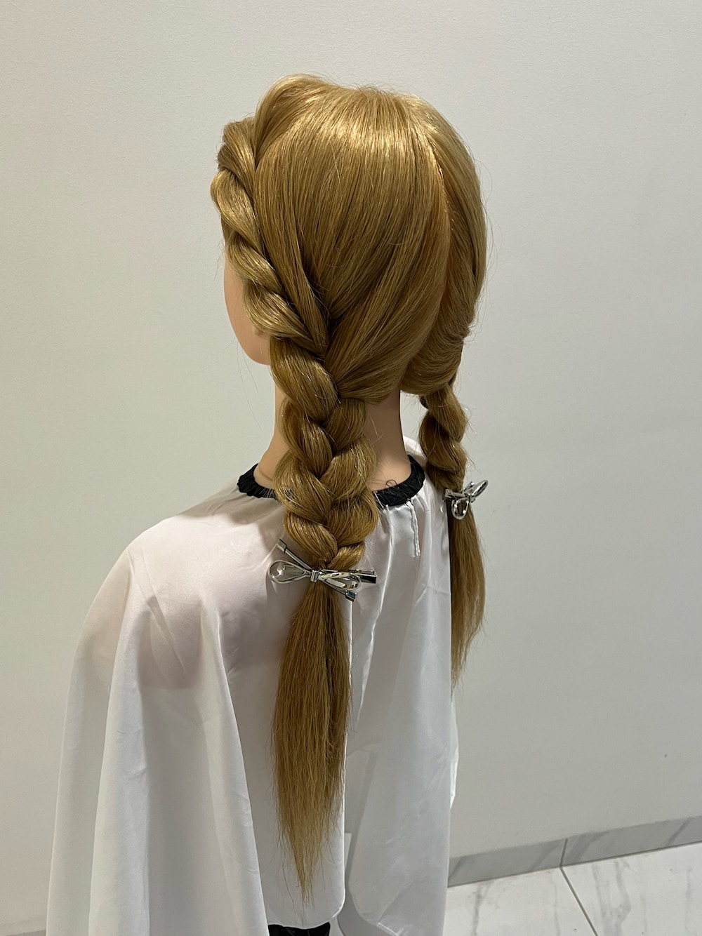 「ヘアアレンジ」｜「no brandのアイテム（ヘアピン、シルバー系）」を使った、MasudaAiri🇲🇾さん（レディース・166cm）の冬コーディネートの1枚目の写真