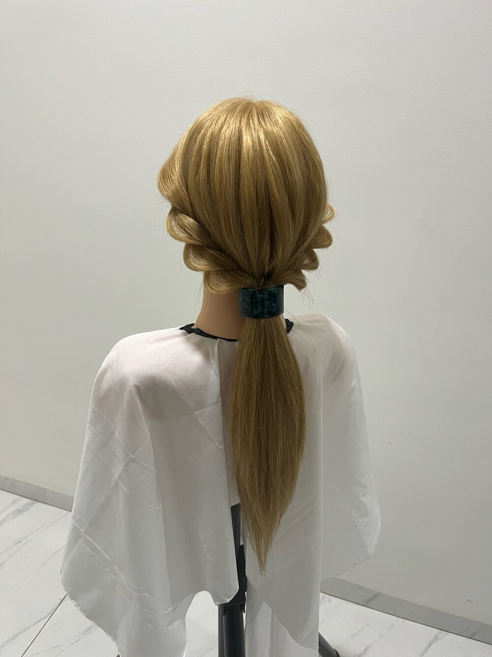 「ヘアアレンジ、ヘアアレンジ簡単」｜「no brandのアイテム（ヘアゴム、グリーン系）」を使った、MasudaAiri🇲🇾さん（レディース・166cm）の冬コーディネートの1枚目の写真