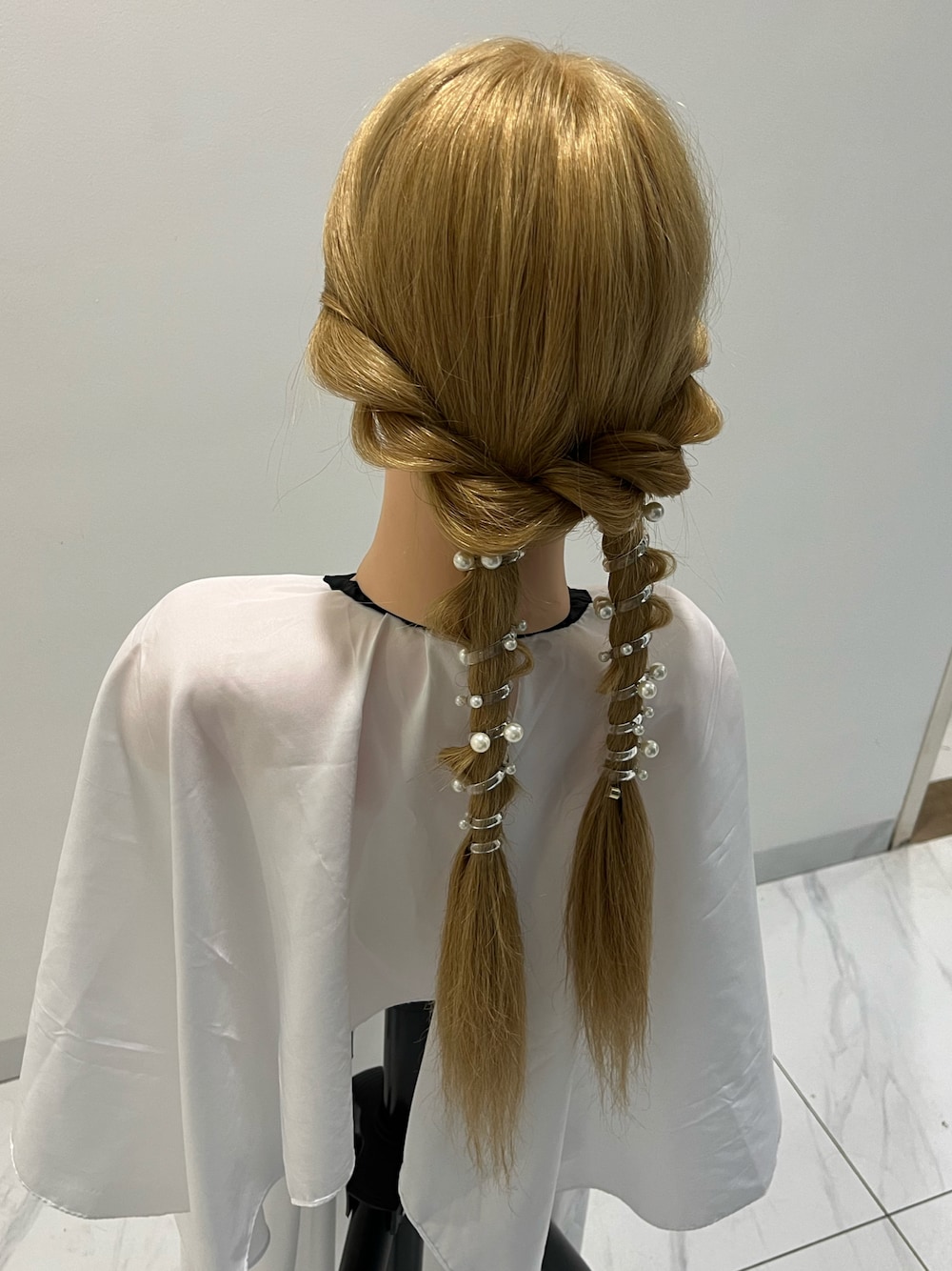 「ヘアアレンジ」｜「no brandのアイテム（その他ヘアアクセサリー、ホワイト系）」を使った、MasudaAiri🇲🇾さん（レディース・166cm）の冬コーディネートの1枚目の写真