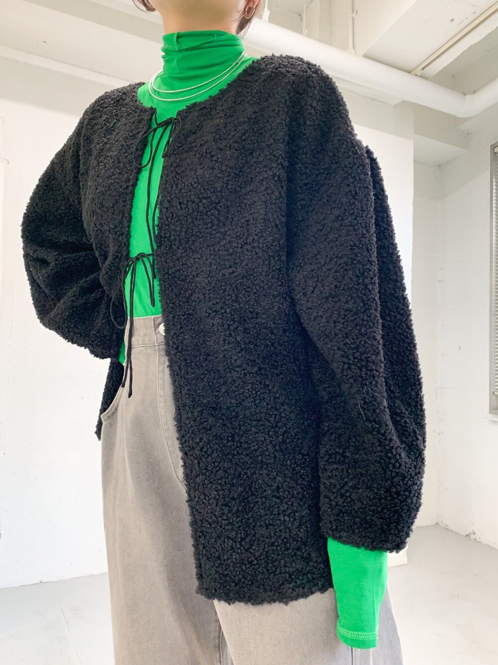ブラック系のその他トップス、グレー系のデニムパンツ、ブラック系のブーツを着用したレディースの秋コーディネートの1枚目の写真