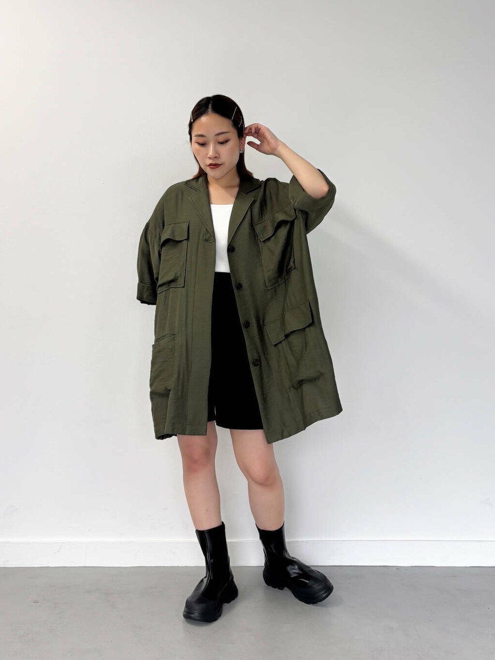 ホワイト系のキャミソール、ブラック系のその他パンツ、グリーン系のシャツ/ブラウスを着用したレディースの夏コーディネートの1枚目の写真