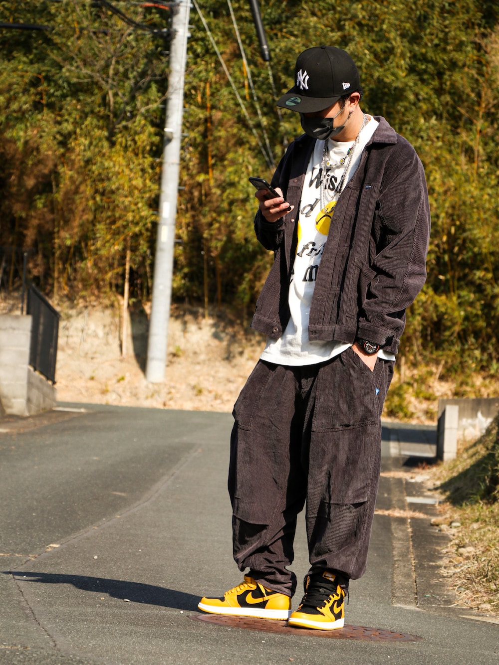 「NEW ERA、MAISON EMERALD、Liberaiders、NIKE、AIR JORDAN、ニューエラ、メゾンエメラルド、リベレイダース、ナイキ、エアジョーダン、セットアップ、コーデュロイ、ストリート、ストリート系、スニーカー好きと繋がりたい」｜「NEW ERAのニューエラ キャップ ニューヨークヤンキース 59FIFTY MLB  NEWERA CAP NEW YORK YANKEES（キャップ、ブラック系）」を使った、けんけんさん（メンズ・175cm）の冬コーディネートの1枚目の写真