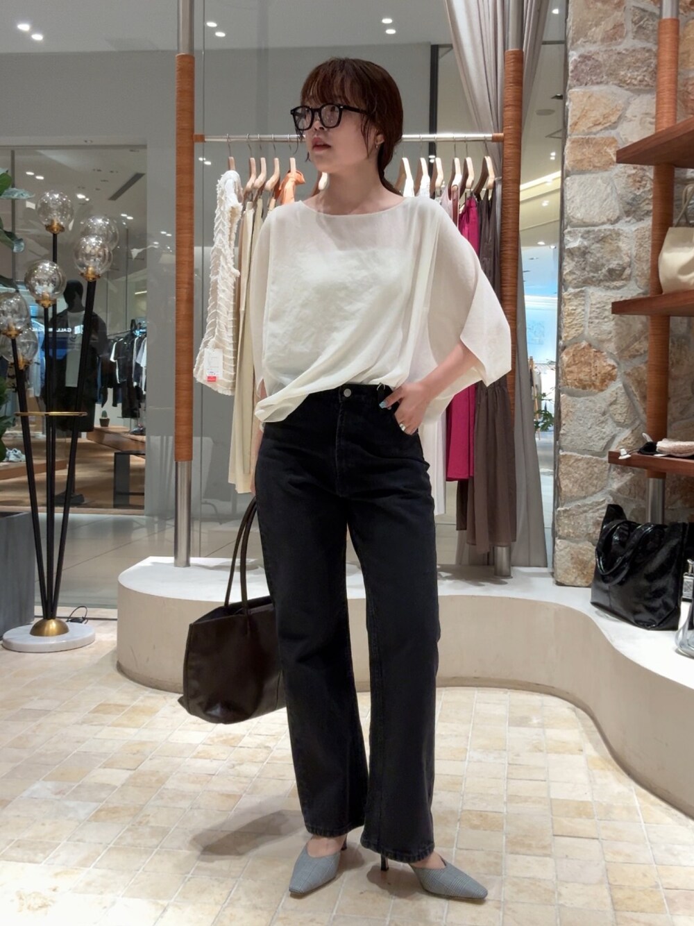 ホワイト系のシャツ/ブラウス、ブラック系のデニムパンツ、ブラウン系のトートバッグを着用したレディースの夏コーディネートの1枚目の写真