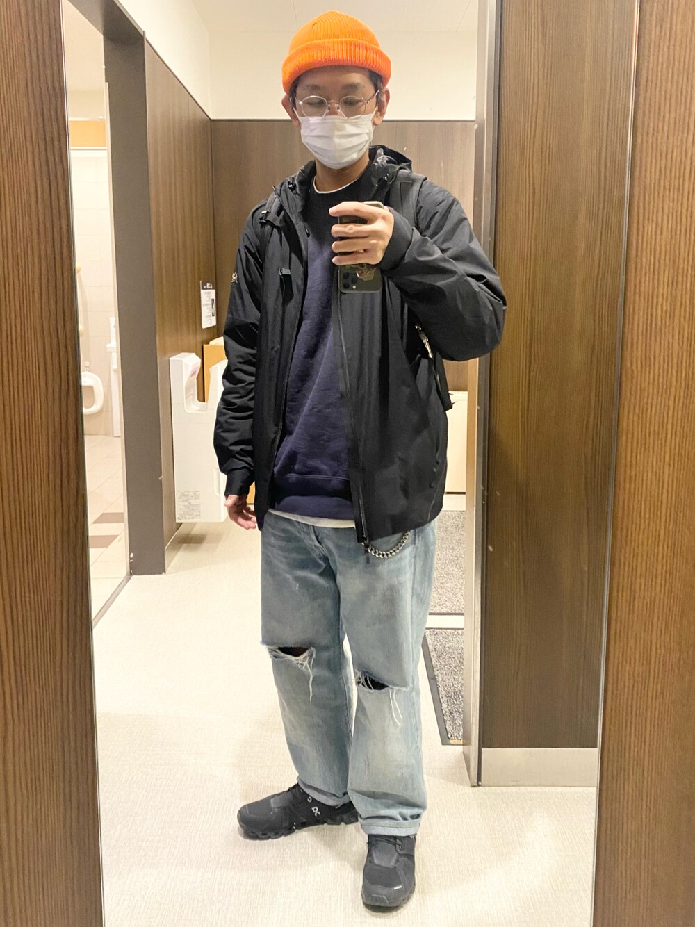 ブラック系のスニーカーを着用したメンズの春コーディネートの1枚目の写真