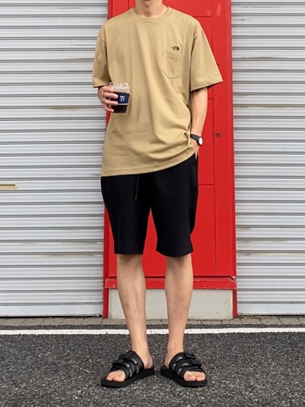 ベージュ系のTシャツ/カットソー、ブラック系のサンダルを着用したメンズの夏コーディネートの1枚目の写真