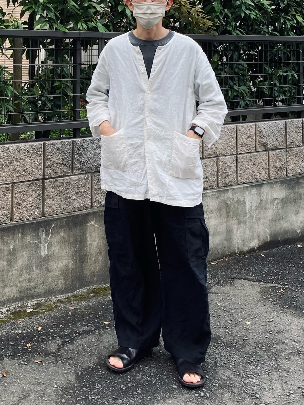 「CONFECT、COMOLI、春服、リラックススタイル、シャツスタイル、シンプルコーデ、カーゴパンツ、サンダル」｜「confectのアイテム（シャツ/ブラウス、ホワイト系）」を使った、kazuさん（メンズ・170cm）の春コーディネートの1枚目の写真