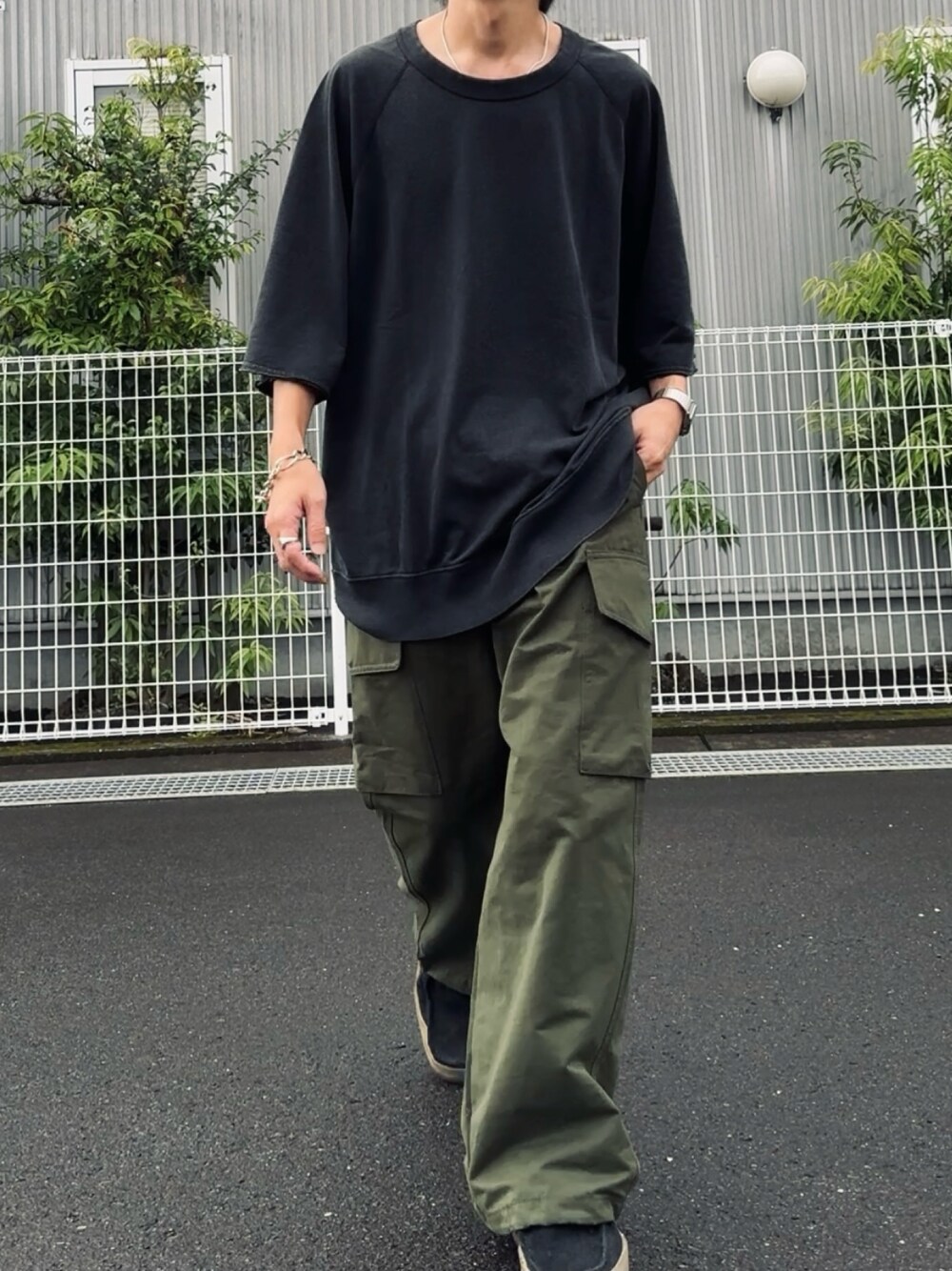 「秋コーデ、休日スタイル、今日のコーデ、クラークス、軍パン」｜「Clarksの【CLARKS/クラークス】ワラビー JS EXCLUSIVE（その他シューズ、ブラック系）」を使った、kazuさん（メンズ・170cm）の秋コーディネートの1枚目の写真