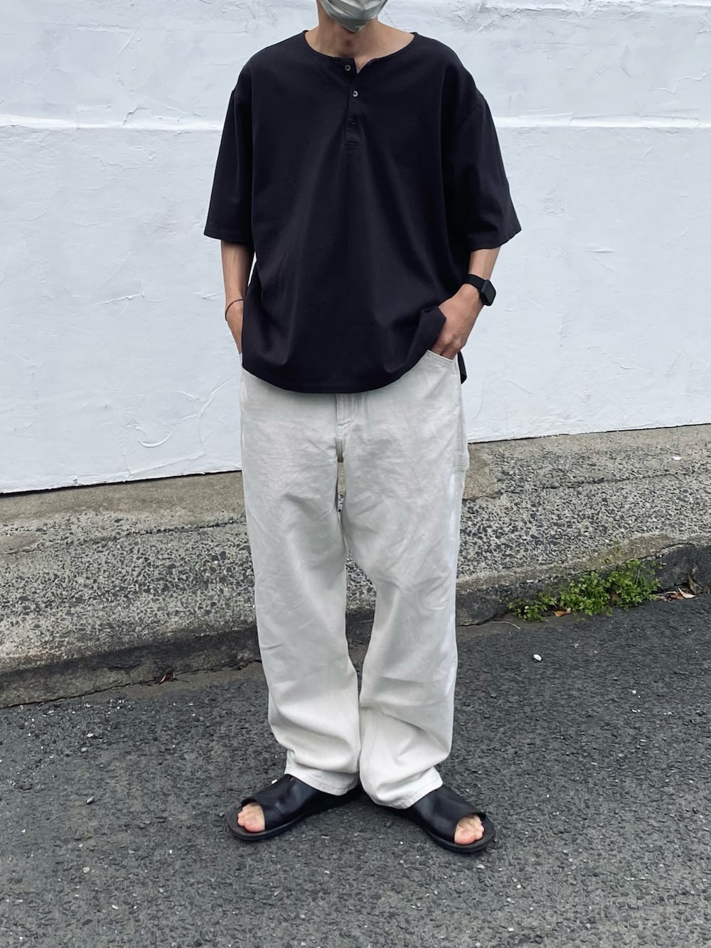 「シンプル、休日スタイル、今日のコーデ、メンズコーデ、オトナカジュアル、シンプルスタイル、夏コーデ、Tシャツ、ビッグシルエット、ヘンリーネック、サンダル」｜「confectのアイテム（Tシャツ/カットソー、ブラック系）」を使った、kazuさん（メンズ・170cm）の春コーディネートの1枚目の写真