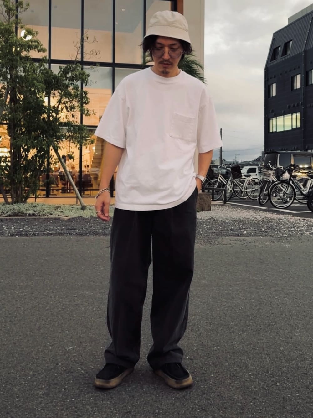 「シンプル、メンズファッション、休日コーデ、クラークス、白Tシャツ、デニムパンツ」｜「Clarksの【CLARKS/クラークス】ワラビー JS EXCLUSIVE（その他シューズ、ブラック系）」を使った、kazuさん（メンズ・170cm）の秋コーディネートの1枚目の写真