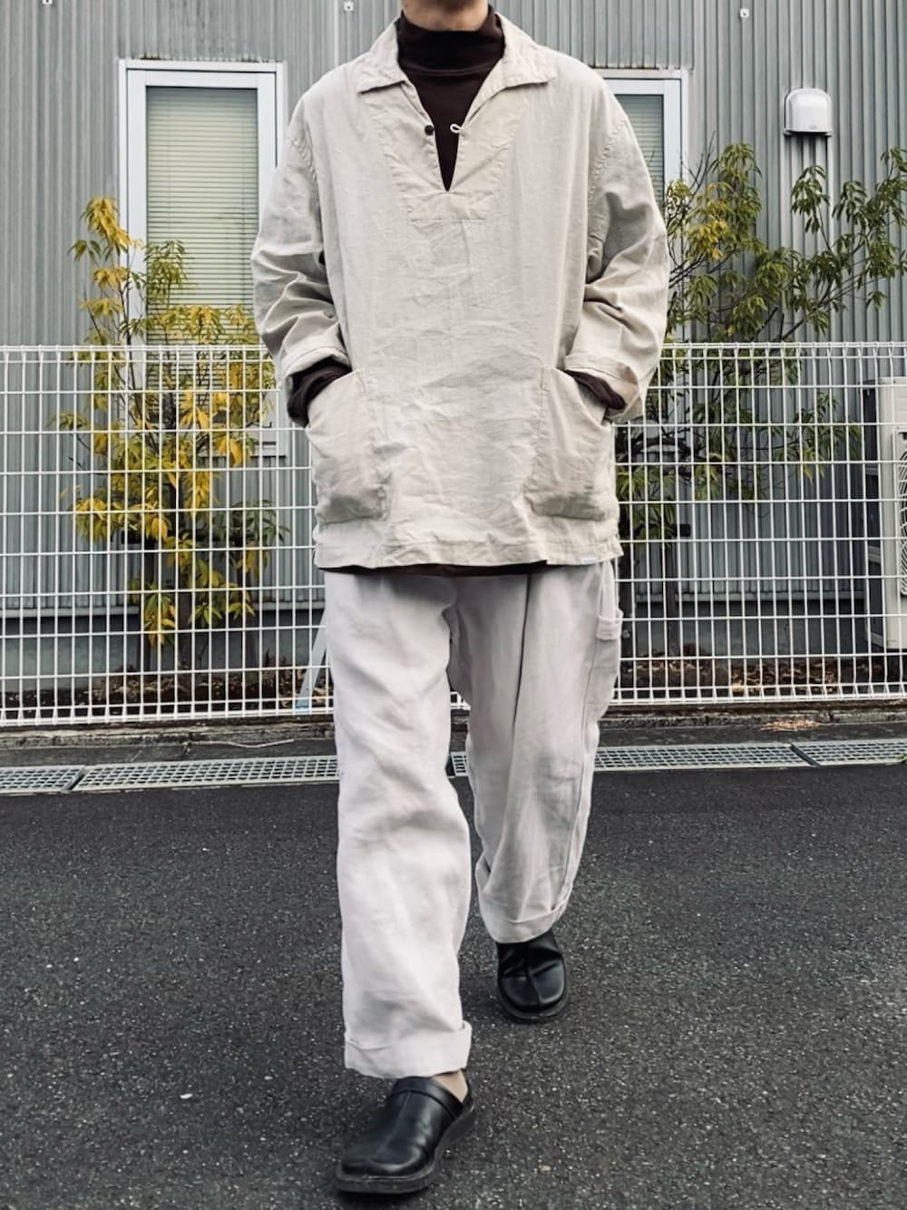 「冬のコーデ、シンプルスタイル、シンプル、モックネック、CONFECT、クラークス」｜「confectのアイテム（トップス、ベージュ系）」を使った、kazuさん（メンズ・170cm）の冬コーディネートの1枚目の写真