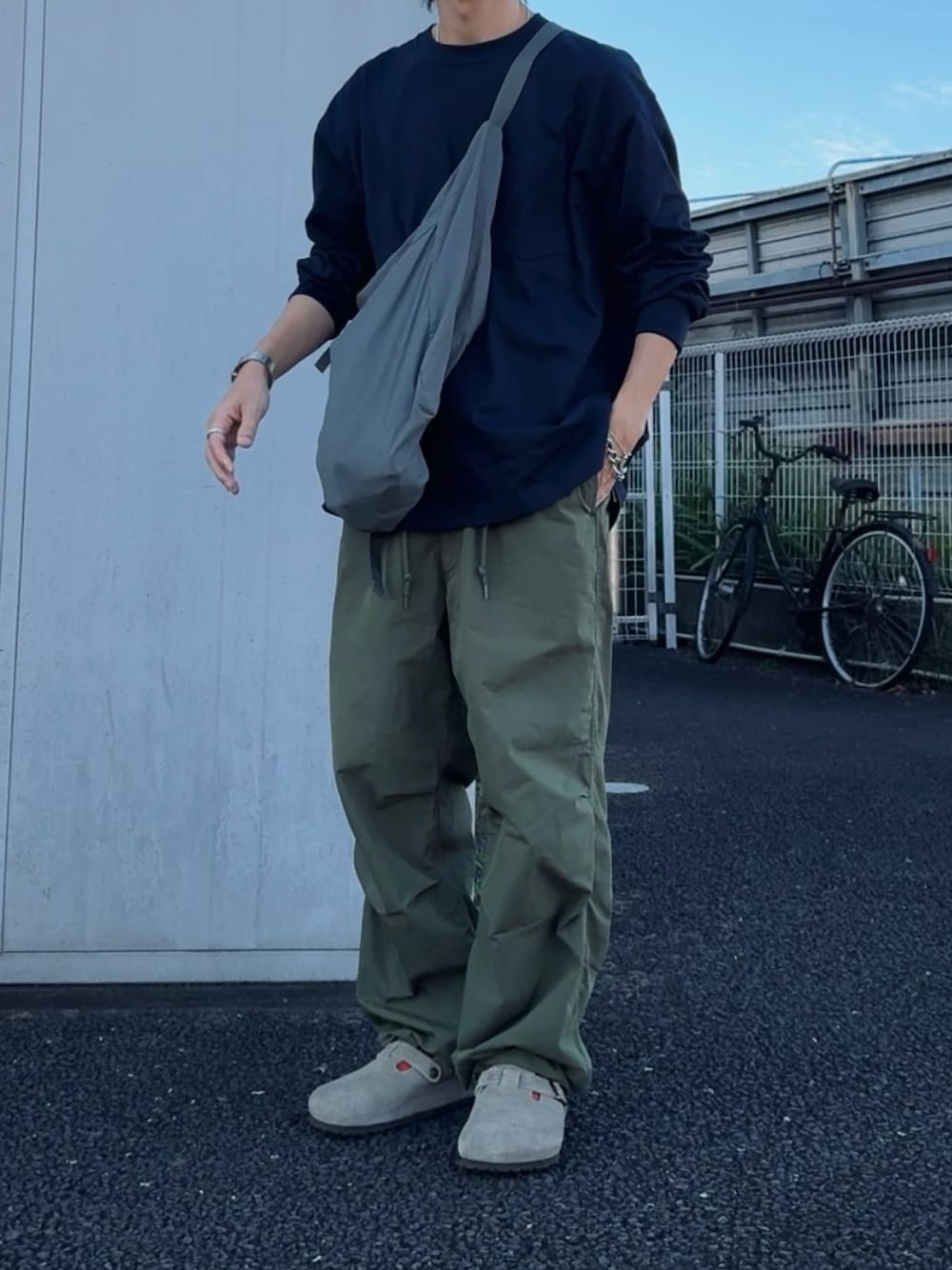 「休日スタイル、BEAMS、ビルケンシュトック、カジュアルコーデ、オトナカジュアル、休日コーデ、着回しコーデ」｜「BIRKENSTOCKのBIRKENSTOCK/ビルケンシュトック/Boston（サンダル、ベージュ系）」を使った、kazuさん（メンズ・170cm）の秋コーディネートの1枚目の写真