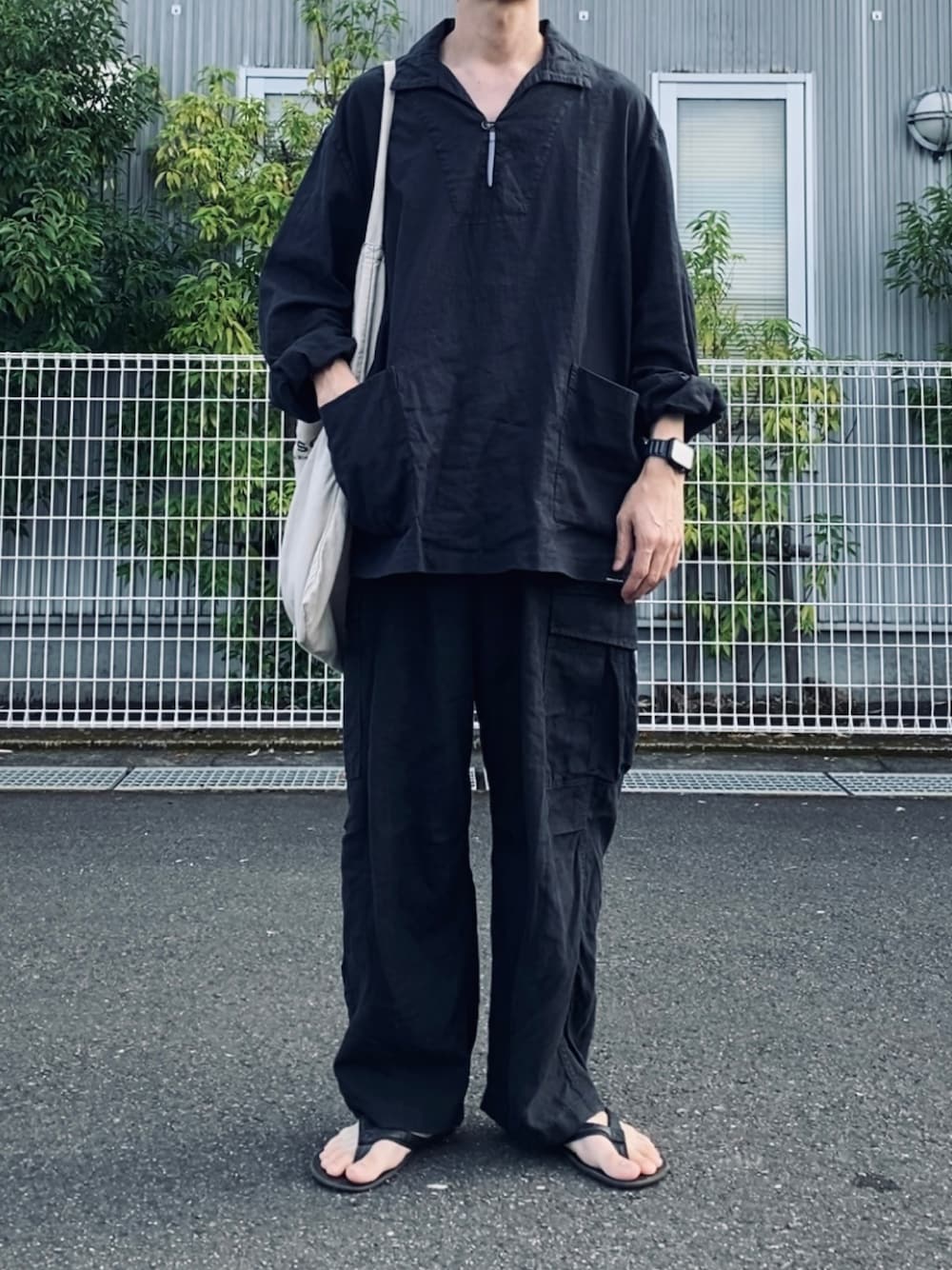 「CONFECT、arts&science、夏コーデ、モノトーン、ビックシルエット、シンプルスタイル、ブラック、ブラックコーデ」｜「confectのアイテム（シャツ/ブラウス、ブラック系）」を使った、kazuさん（メンズ・170cm）の夏コーディネートの1枚目の写真