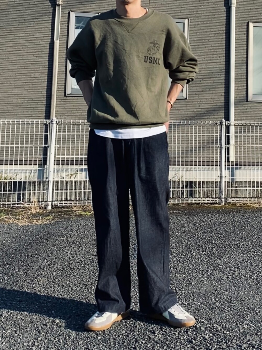 「秋服コーデ、メンズコーデ、シンプルスタイル、ミリタリー、スエット、デニム、ジャーマントレーナー」｜「confectのアイテム（パンツ、ブルー系）」を使った、kazuさん（メンズ・170cm）の秋コーディネートの1枚目の写真