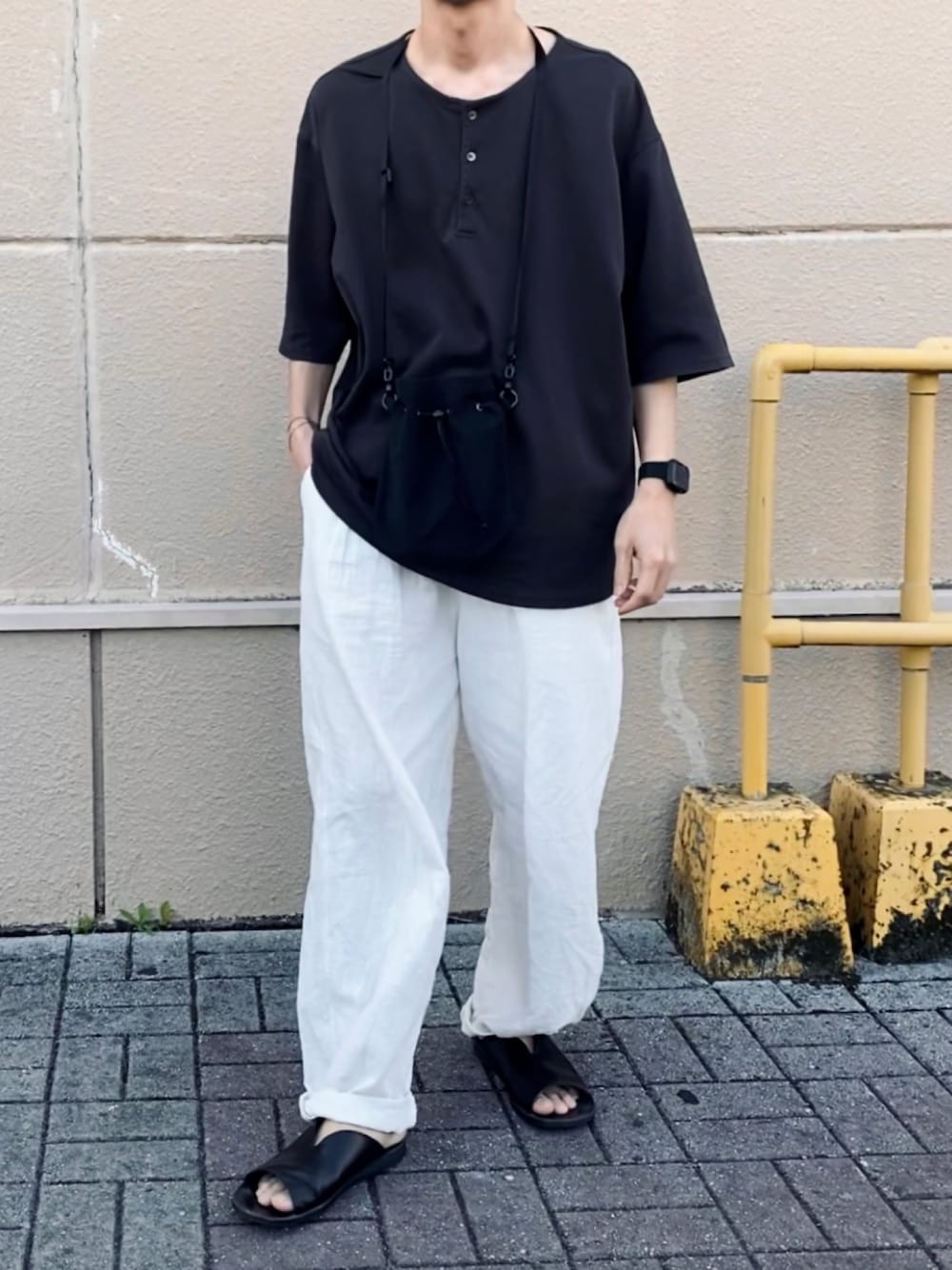 「シンプルコーデ、シンプルスタイル、ゆるコーデ、オーバーサイズ、ワイドパンツ、サンダル、ヘンリーネック、CONFECT」｜「confectのアイテム（Tシャツ/カットソー、ブラック系）」を使った、kazuさん（メンズ・170cm）の春コーディネートの1枚目の写真